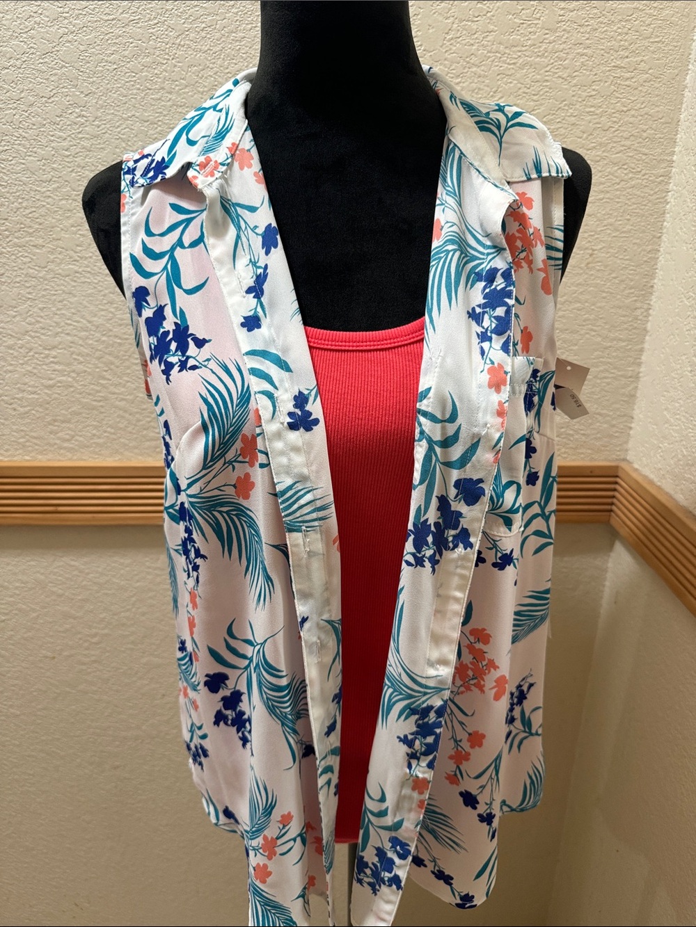 Liz Claiborne white floral sleeveless button down blouse & Gap Coral medium tank - Picture 1 of 13